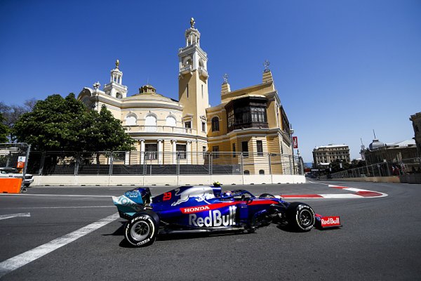 Začne sezona F1 až v Baku?