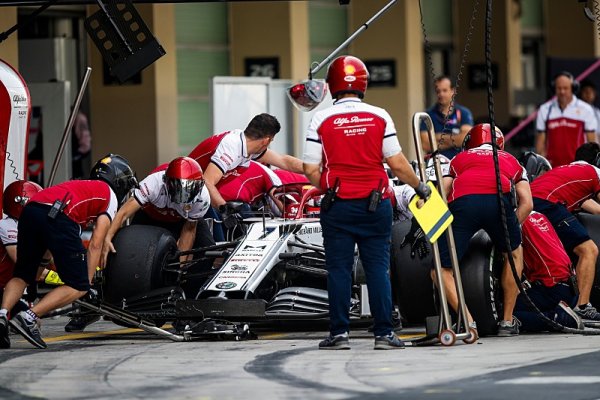 Zkrácená sezona ve F1 vyjde pěkně draho