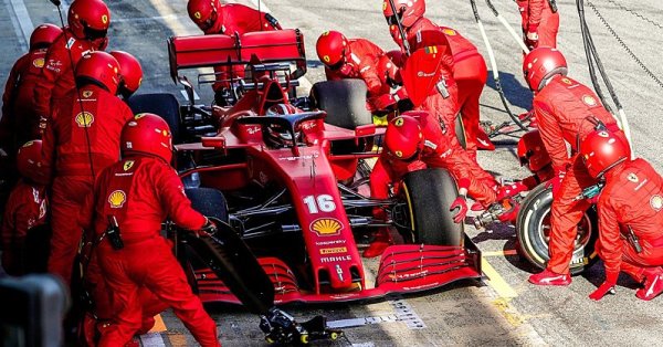 Ferrari je věčné, na Teslu si nikdo ani nevzpomene Ferrari je věčné, na Teslu si nikdo ani nevzpomene