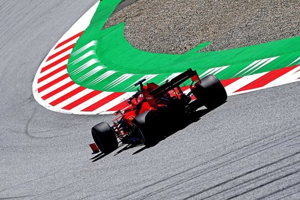 Vettel přesedl do jiného vozu