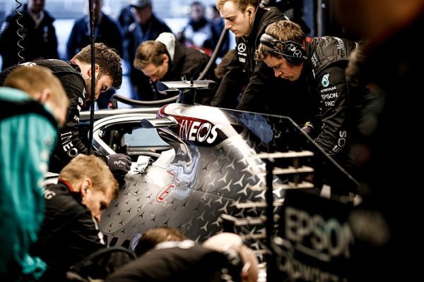 Mercedes přeběhl na druhou stranu Mercedes přeběhl na druhou stranu