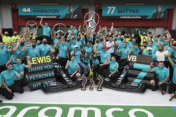 Mercedes získal rekordní sedmý titul v řadě