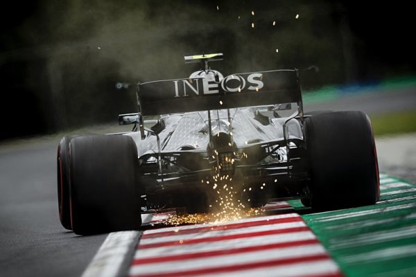 Mercedes na půl plynu, Red Bull v piruetách