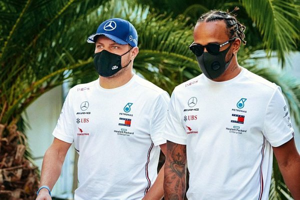 Bottas první, Hamilton předposlední