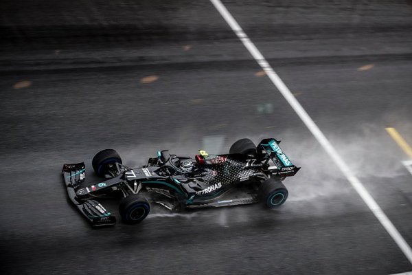 Mercedes je na pneumatiky příliš měkký Mercedes je na pneumatiky příliš měkký