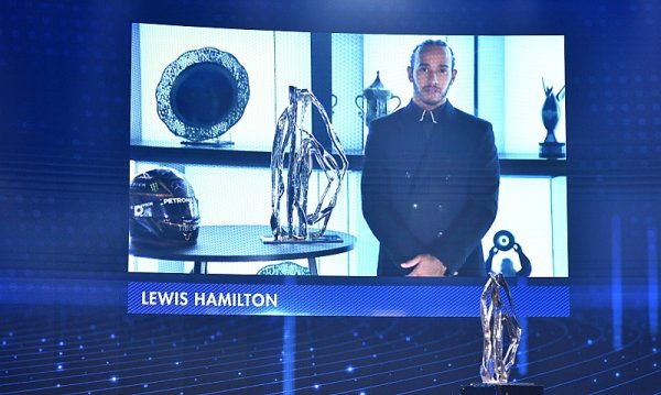 Hamilton byl korunován na dálku Hamilton byl korunován na dálku