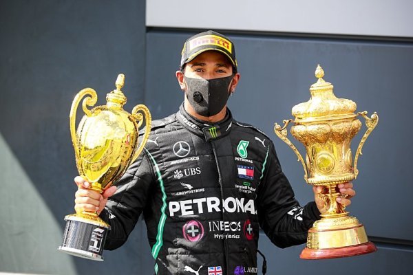 Hamilton stál posté s mercedesem v první řadě