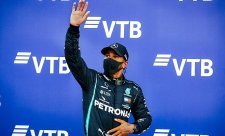 Hamiltonovi hrozila ztráta pole position