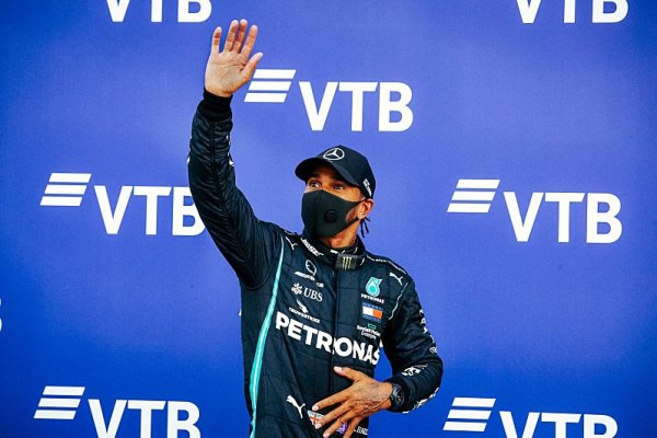 Hamiltonovi hrozila ztráta pole position