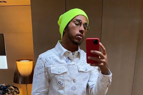 Hamilton Abú Zabí pořád nevzdal Hamilton Abú Zabí pořád nevzdal