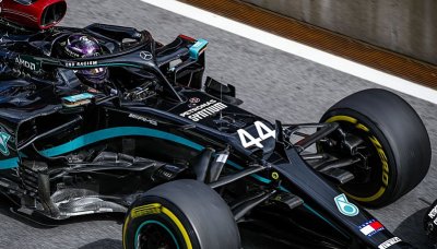 Sólo mercedesů, srážka obou ferrari a drama posledního kola