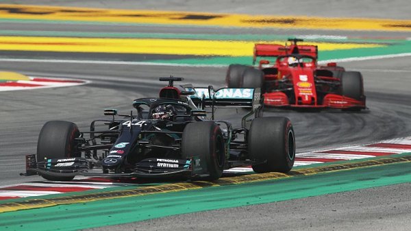 Mercedesy lehce postrašil Verstappen