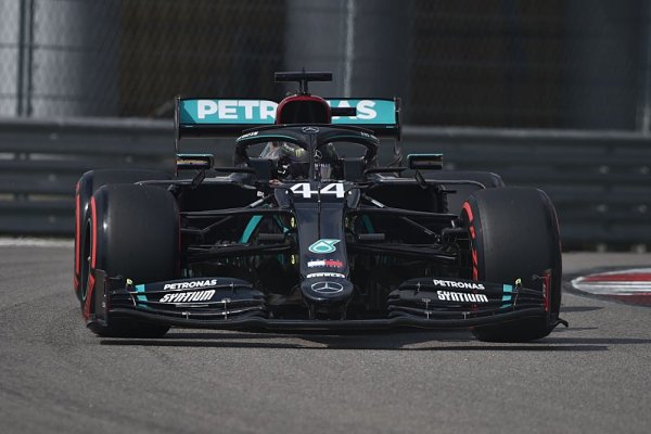 Hamilton na jiné planetě, Bottase zaskočil Verstappen