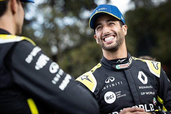 Farmář Ricciardo skáče po nábytku