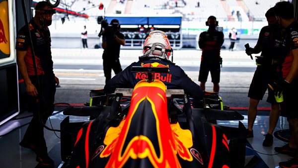 Verstappen má výkonnostní klauzuli Verstappen má výkonnostní klauzuli