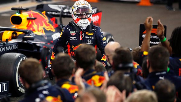 Verstappenův snadný život díky startu