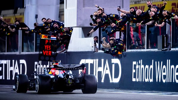 Verstappen by raději vyhrál první než poslední závod