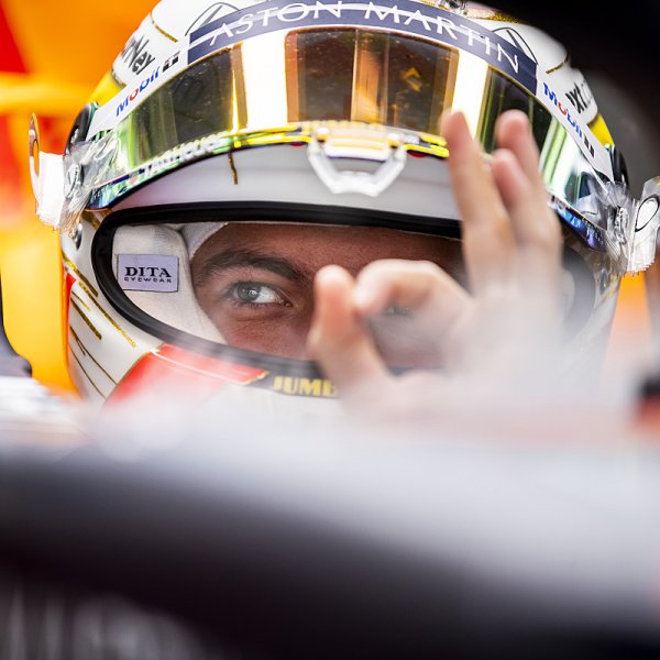 Verstappen vítá Péreze Verstappen vítá Péreze
