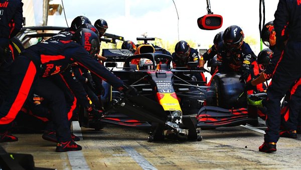 Verstappen se nemá plést do práce jiným