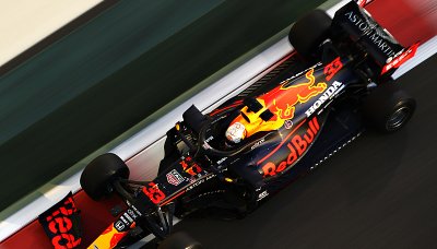 Red Bull naháněly renaulty, Mercedes to prý teprve rozbalí
