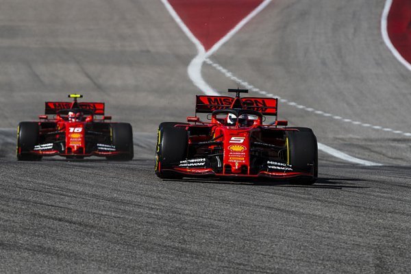 Mají vůbec Vettel a Leclerc stejné vozy?