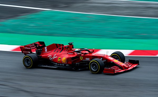 Vettelův život s bestií Leclerkem