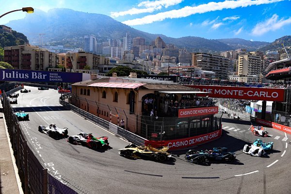 Monte Carlo poprvé se vší parádou Monte Carlo poprvé se vší parádou