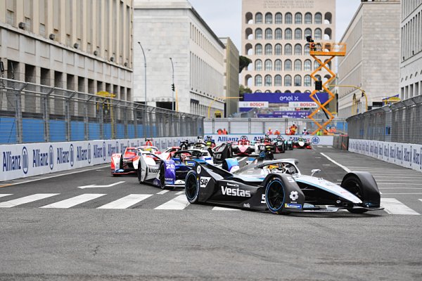Vandoorne dvakrát zaútočil v pravou chvíli Vandoorne dvakrát zaútočil v pravou chvíli