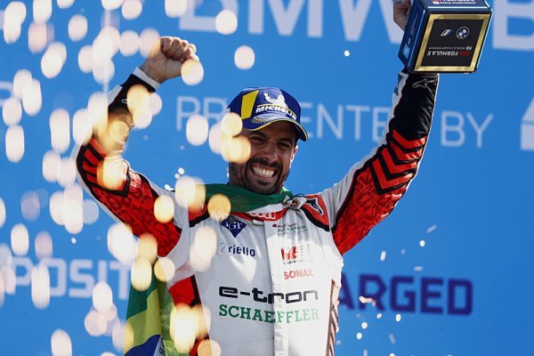 Di Grassi vydržel Mortarův závěrečný tlak