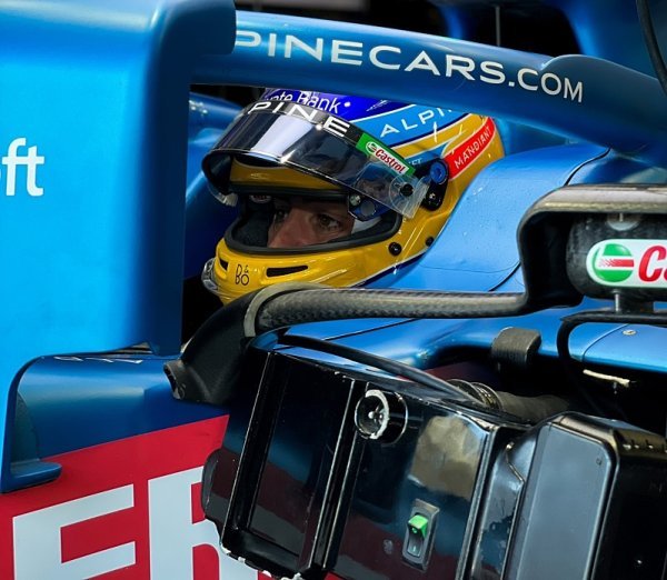 Poslední jízdy před sprintem patřily Alonsovi, Hamiltonovi s Verstappenem stále hrozí trest