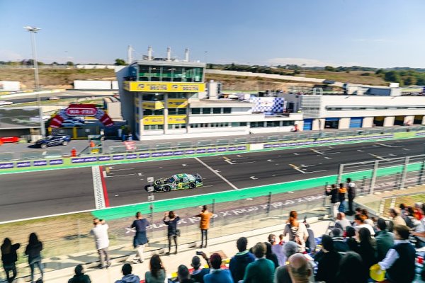 Villeneuve pokračoval na vítězné vlně i v neděli