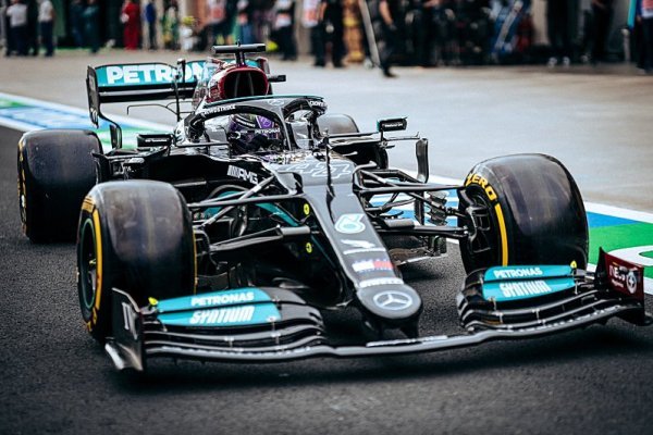 Hamilton vkládá naději do dlouhé rovinky