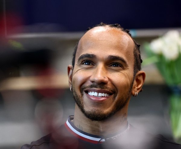 První trénink v Saudské Arábii patřil Hamiltonovi