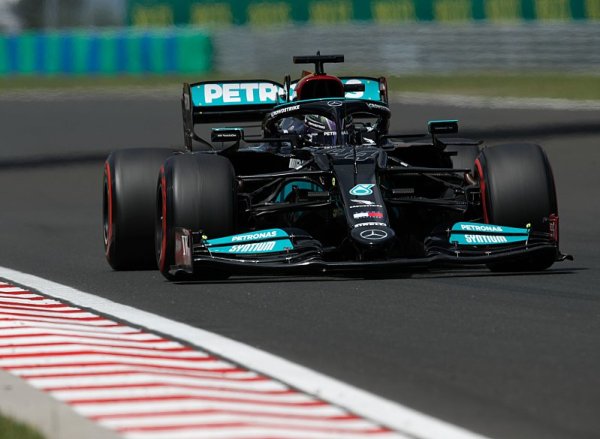 Mercedes obsadil kompletní první řadu, nejrychlejší Hamilton