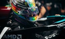 Z prvního místa odstartuje do katarské premiéry Hamilton, Verstappen bude stát hned vedle něj