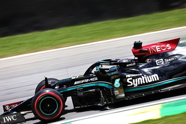 Hamilton to dotáhl z desátého místa až k vítězství, Verstappen vede už jen o 14 bodů 