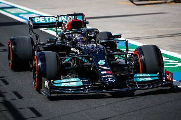 Hamilton byl nejrychlejší, první ale odstartuje Bottas