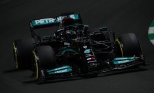 Hamilton slaví 103. pole position, Verstappenovo vystoupení ukončil kontakt se zdí