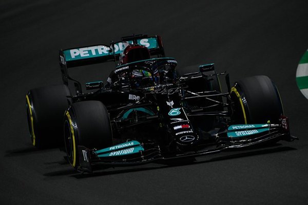 Hamilton slaví 103. pole position, Verstappenovo vystoupení ukončil kontakt se zdí