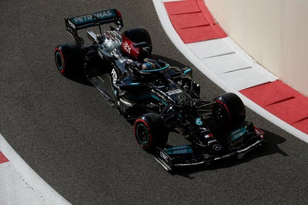 I poslední trénink roku patřil Hamiltonovi, Verstappen měl problémy se zadním křídlem 
