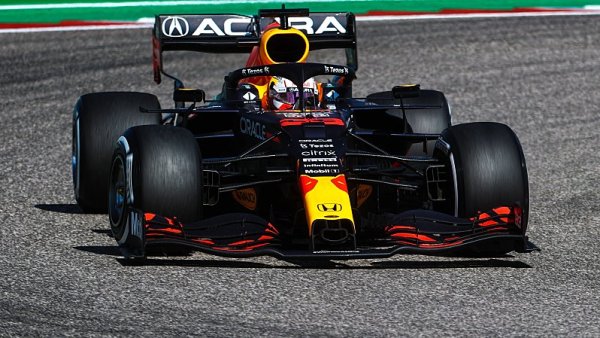 Verstappen odolal v závěru Hamiltonovi a navyšuje vedení v šampionátu