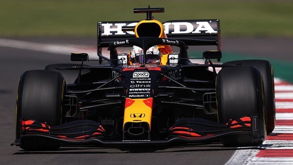 Verstappen získává druhé vítězství v řadě, před Hamiltonem vede už o 19 bodů