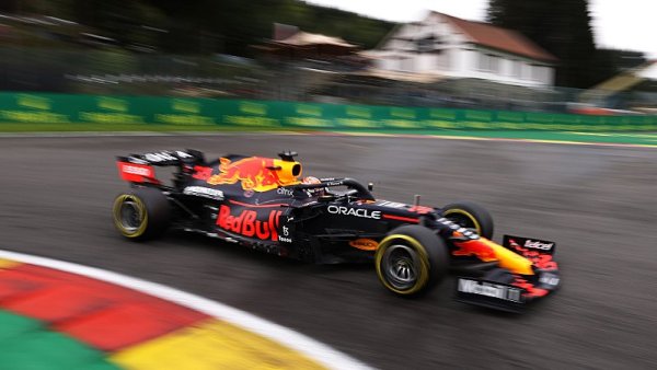 Verstappen zvítězil i navzdory bouračce