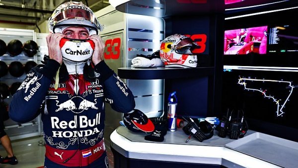 Verstappen vystřídal odpoledne v čele Bottase, Ricciarda s Russellem trápila převodovka