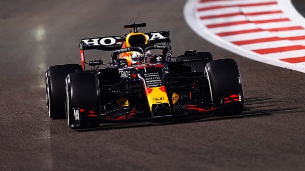 Verstappen předjel v posledním kole Hamiltona a je novým šampionem