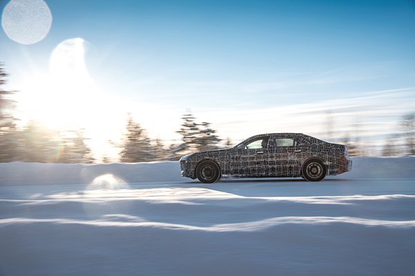 BMW i7 testuje jízdní dynamiku u polárního kruhu