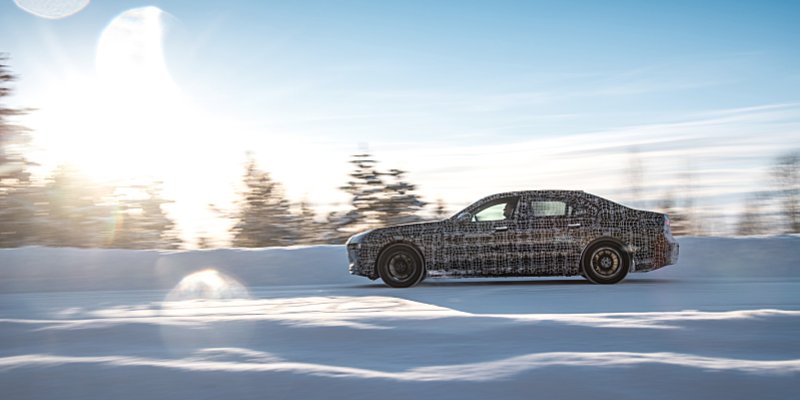 BMW i7 testuje jízdní dynamiku u polárního kruhu