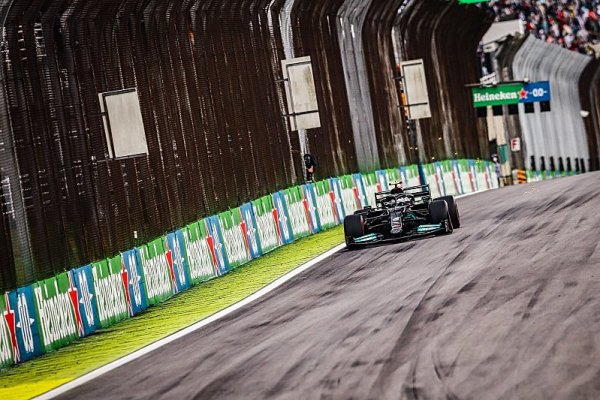 Bottas předjel na startu Verstappena a vyhrál, Hamilton předvedl velkou stíhací jízdu