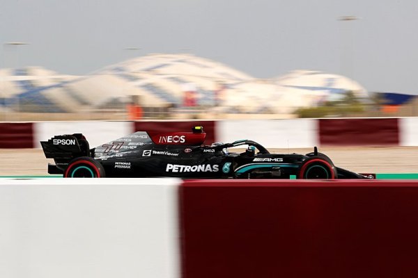 Poslednímu tréninku kraloval Mercedes, Verstappen měl opět problémy se zadním křídlem