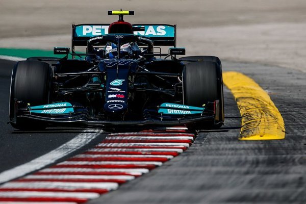 Bottas vystřídal v čele Verstappena